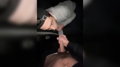 Mi succhia il mio cazzo in legno, sborra in bocca e mangia sperma