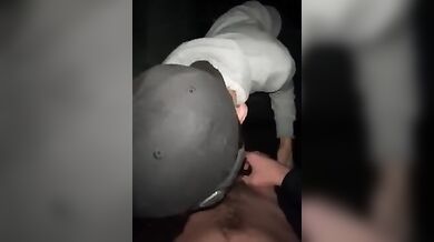 Mi succhia il mio cazzo in legno, sborra in bocca e mangia sperma