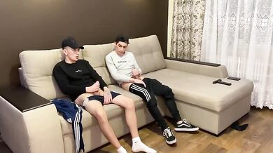 Due amichi si masturbano