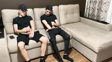 Etero in tuta si sega e l'amico gay gli pompa il cazzo fino a sborrargli in bocca