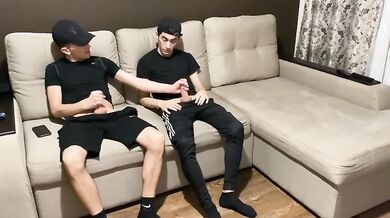 Etero in tuta si sega e l'amico gay gli pompa il cazzo fino a sborrargli in bocca