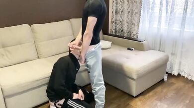 Twink femboy latino mi fa un pompino fino a sborrargli in bocca