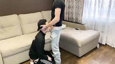 Twink femboy latino mi fa un pompino fino a sborrargli in bocca