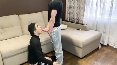 Twink femboy latino mi fa un pompino fino a sborrargli in bocca