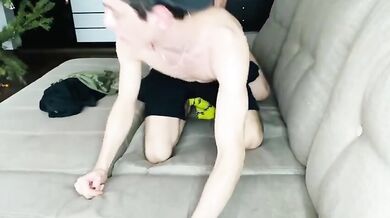 Twink tatuato mi incula a pelle la mattina di Natale e mi sborra dentro