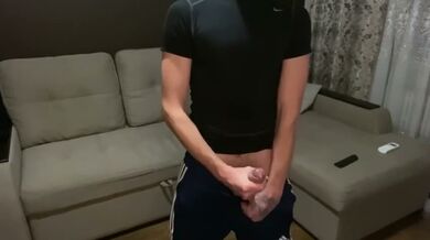 Etero chav si sgrulla il cazzo grosso in tuta e sneakers e sborra