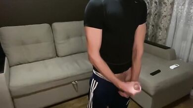 Etero chav si sgrulla il cazzo grosso in tuta e sneakers e sborra