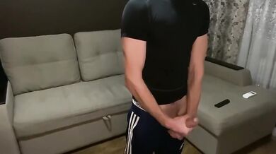 Etero chav si sgrulla il cazzo grosso in tuta e sneakers e sborra