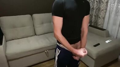 Etero chav si sgrulla il cazzo grosso in tuta e sneakers e sborra