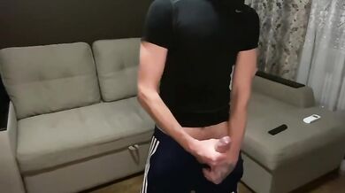 Etero chav si sgrulla il cazzo grosso in tuta e sneakers e sborra