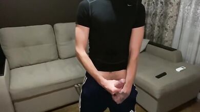 Etero chav si sgrulla il cazzo grosso in tuta e sneakers e sborra