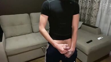 Etero chav si sgrulla il cazzo grosso in tuta e sneakers e sborra