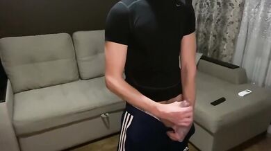 Etero chav si sgrulla il cazzo grosso in tuta e sneakers e sborra