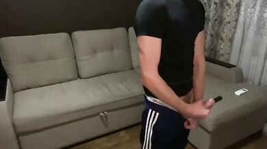 Etero chav si sgrulla il cazzo grosso in tuta e sneakers e sborra