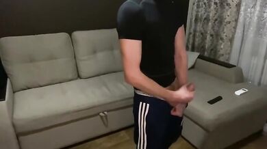 Etero chav si sgrulla il cazzo grosso in tuta e sneakers e sborra