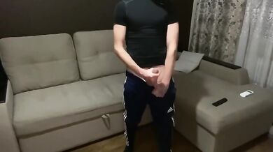 Etero chav si sgrulla il cazzo grosso in tuta e sneakers e sborra