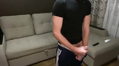 Etero chav si sgrulla il cazzo grosso in tuta e sneakers e sborra