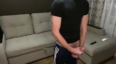Etero chav si sgrulla il cazzo grosso in tuta e sneakers e sborra