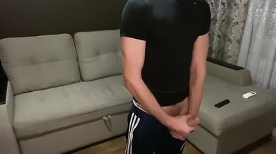 Etero chav si sgrulla il cazzo grosso in tuta e sneakers e sborra
