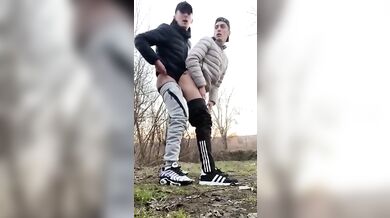 Twink in tuta si scopano a pelle per strada e si sborrano