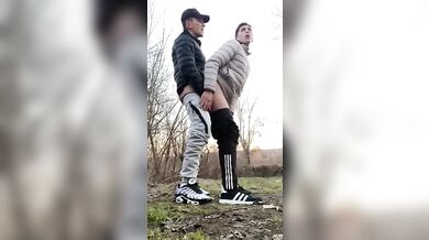 Twink in tuta si scopano a pelle per strada e si sborrano