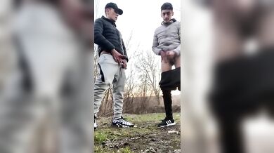 Twink in tuta si scopano a pelle per strada e si sborrano