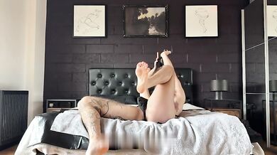 Femboy in minigonna si toglie i calzini e si spoglia provocando