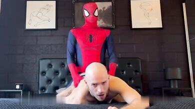 Spiderman nero mi scopa a pelo e mi fa una sborrata enorme dentro