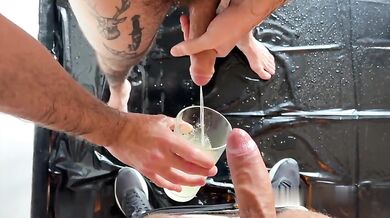 Il master gli ordina di bere il suo piscio e pisciarsi addosso