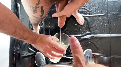 Il master gli ordina di bere il suo piscio e pisciarsi addosso