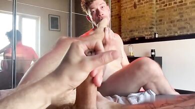 Stallone muscoloso mi adora i piedi mentre mi sego il cazzo