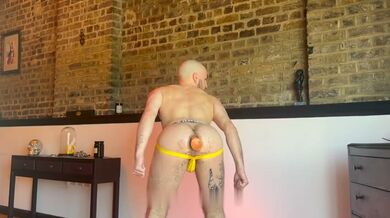 Stud italiano mostra i muscoli con plug enorme nel culo