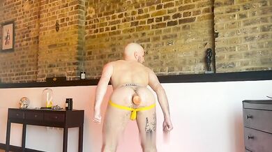 Stud italiano mostra i muscoli con plug enorme nel culo