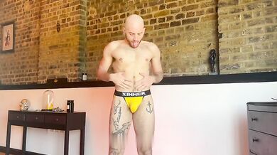 Stud italiano mostra i muscoli con plug enorme nel culo