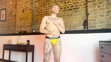 Stud italiano mostra i muscoli con plug enorme nel culo