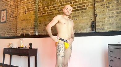 Stud italiano mostra i muscoli con plug enorme nel culo