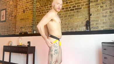 Stud italiano mostra i muscoli con plug enorme nel culo