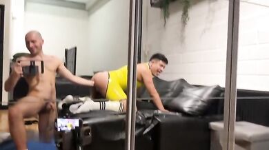 Bottom con culo enorme in rubber giallo si fa fisting doppio