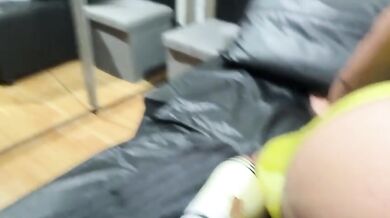 Bottom con culo enorme in rubber giallo si fa fisting doppio
