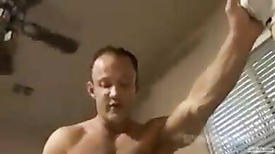 Maschione gay lecca ano da spaccare