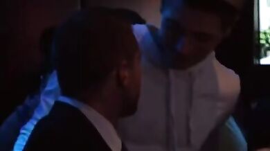 Maschi muscolosi si trapanano il culo