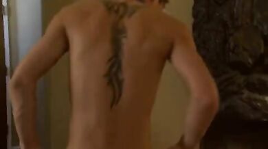 Maschi muscolosi si trapanano il culo