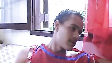 Voglioso latino inculato sul divano