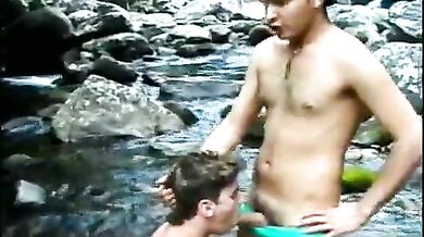 Sesso gay lungo il fiume