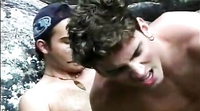 Sesso gay lungo il fiume