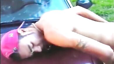 Inculo il mio amico sul cofano