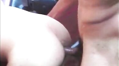 Inculo il mio amico sul cofano