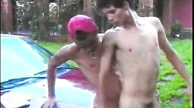 Inculo il mio amico sul cofano