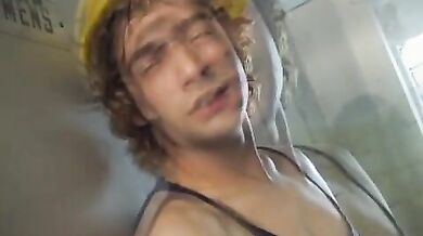 Ragazzetto magro lo piglia nel culo