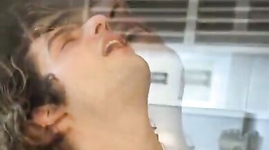 Ragazzetto magro lo piglia nel culo